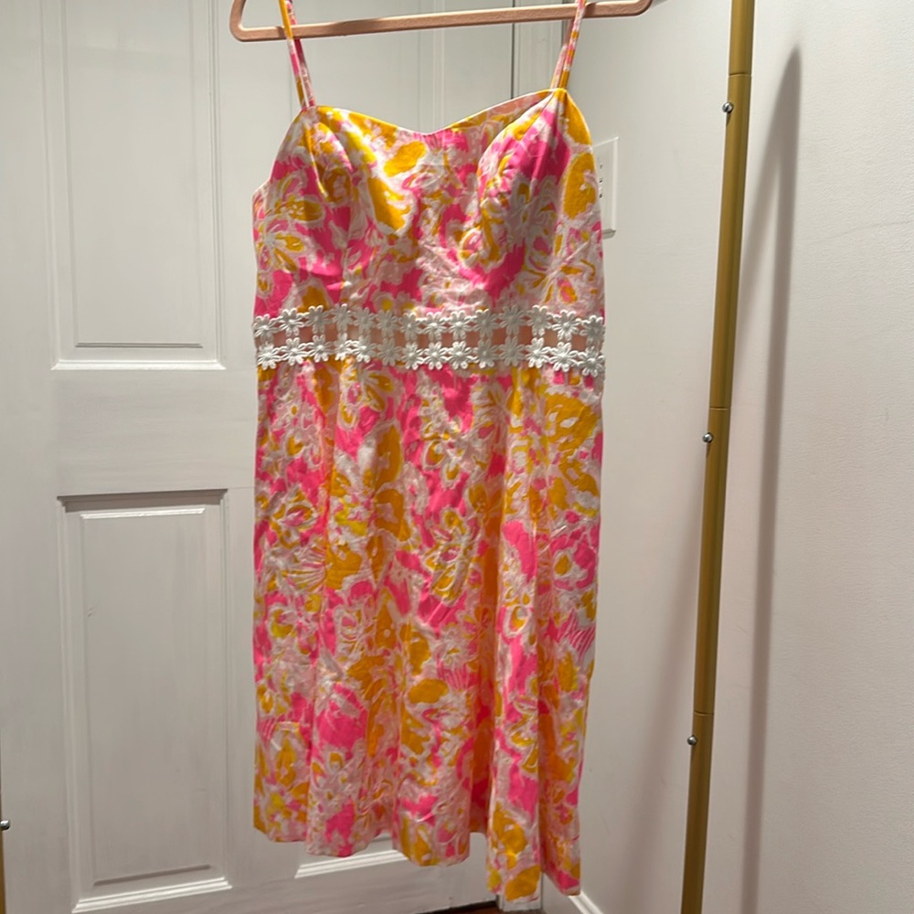 Lily Pulitzer Size 10. White floral waist cutouts. Built in top support.